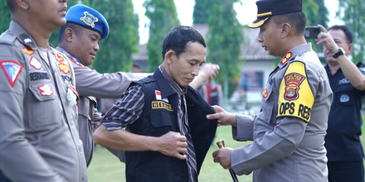 Polres Lampung Utara Gelar Upacara Bersama Mitra Polisi RW