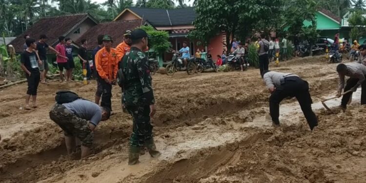 Aparat Kepolisian Bersama TNI dan Masyarakat Singkirkan Tanah Longsor di Jalan Lintas Barat Kab. Tanggamus