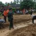 Aparat Kepolisian Bersama TNI dan Masyarakat Singkirkan Tanah Longsor di Jalan Lintas Barat Kab. Tanggamus