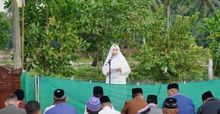 Bupati Tanggamus Hj Dewi Handajani  Melaksanakan Sholat Idul Adha di Lapangan Merdeka Kota Agung