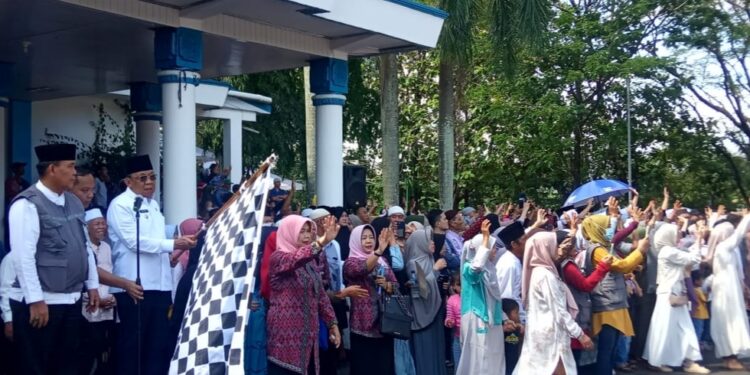 Wakil Bupati Lahat Melepas Keberangkatan Ratusan  Calon Jamaah Haji Ke- Tanah Suci