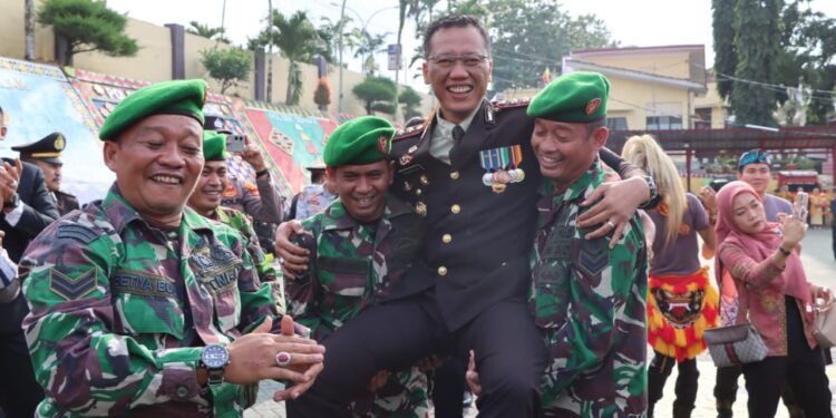 Polres Tanggamus dan TNI Tampilkan Seni Reog Ponorogo Dalam Meriahkan HUT Bhayangkara Ke-77