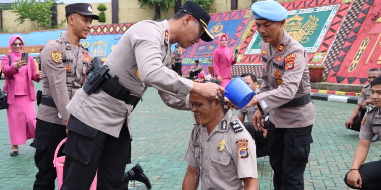 Puluhan Anggota Polres Tanggamus Mendapat Kenaikan Pangkat Satu Tingkat