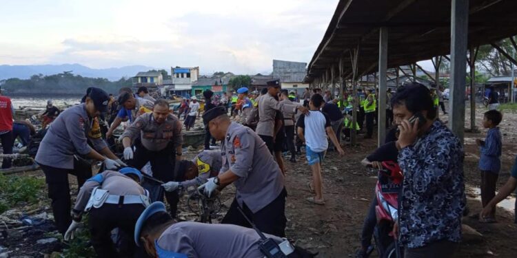Anggota Polresta dan Sat Brimobda Lampung Bersih Sampah di Pantai Sukaraja