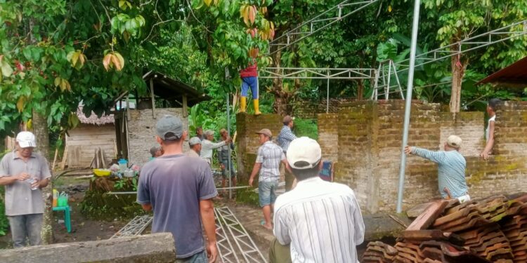 Menunggu Masjid At-Taqwa di Perbaiki: Warga Pekon Tampang Dirikan Tempat Ibadah Sementara
