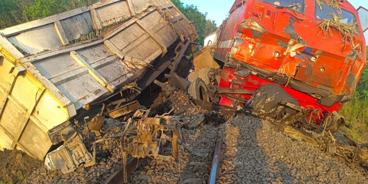 Sebuah Mobil Fuso Mengakut Tebu Tertabrak KA Penumpang Hingga Terseret 100 Meter
