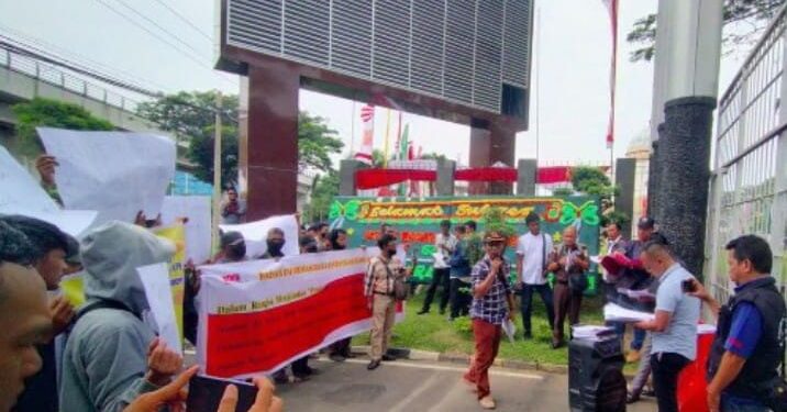 Ratusan Masa Mengelar Aksi Damai di Kantor Kejati Sumatera Selatan
