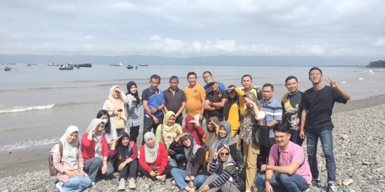 Jaga Kekompakan Plt Kadis Kominfo Kabupaten Tanggamus Bersama Pegawai Kujungi Pantai Muara Indah