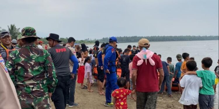 Tim Basarnas Lakukan Pencarian  Anak Remaja Tengelam Terseret Ombak di Pantai Muara Masin
