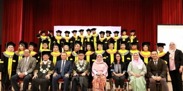 Puluhan Pekerja Migran Indonesia Raih Gelar Sarjana Universitas Terbuka di Singapura