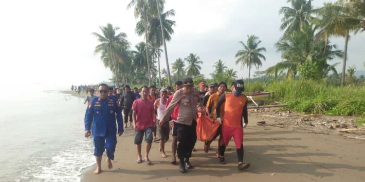 Tim Basarnas Akhirnya Temukan Jasad  Anak  Yang Tewas Tengelam Terseret Ombak di Pantai Muara Masin Kabupaten Tanggamus