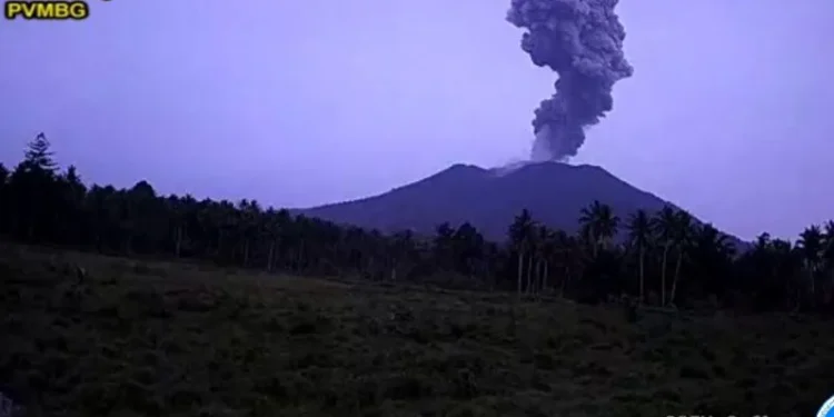 Gunung Ibu Halmahera Maluku Utara Terjadi Erupsi Setinggi 600 Meter