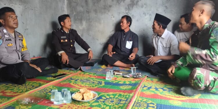 Kapolres Lampung Utara Berikan Santunan Pada Pelajar Tewas Tersengat Listrik Saat Perbaiki Tiang Bendera
