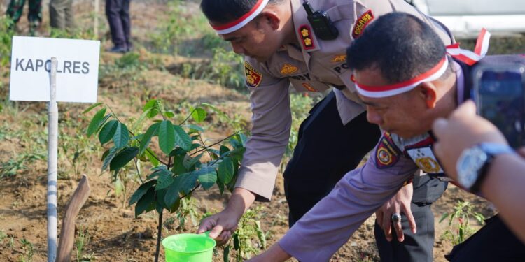 Polres Lampung Utara Tanam Ribuan Bibit Pohon Untuk Penghijauan
