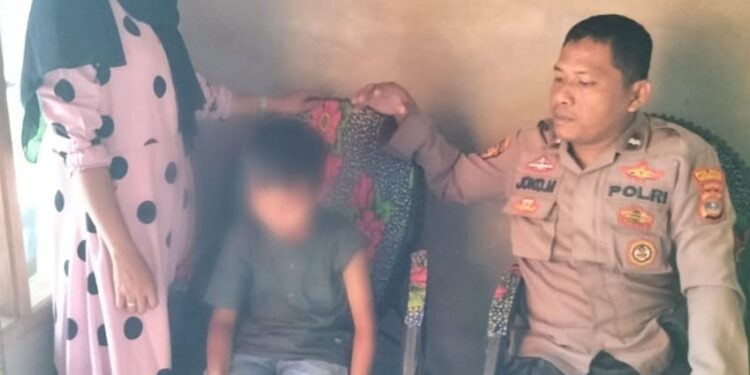 Petugas Polsek Semaka, Kabupaten Tanggamus Sambangi Keluarga Korban Serangan Anjing Liar