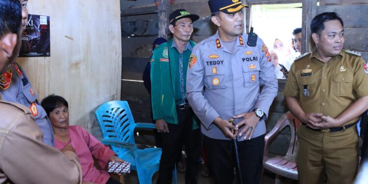 Kapolda Lampung Berikan Bantua Tali Asih Kepada Warga Penderita Kelenjar Getah Bening