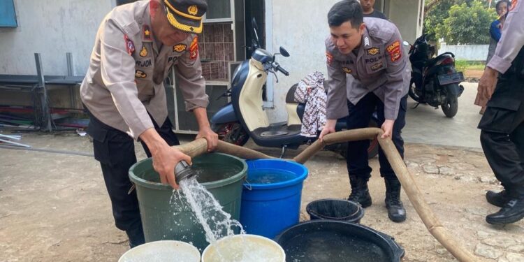 Polres Lampung Utara Bagikan Air Bersih Kepada warga Kebun V Kelurahan Tajung Seneng