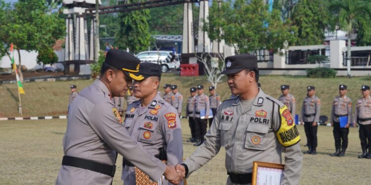 Dua Orang Anggota Polres Lampung Utara Mendapat Penghargaan