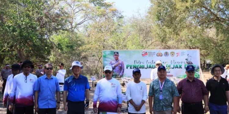 Kapolri Bersama Delegasi AMMTC Ke-17 Lakukan Penanaman Pohon di Pulau Rinca Nusa Tenggara Timur