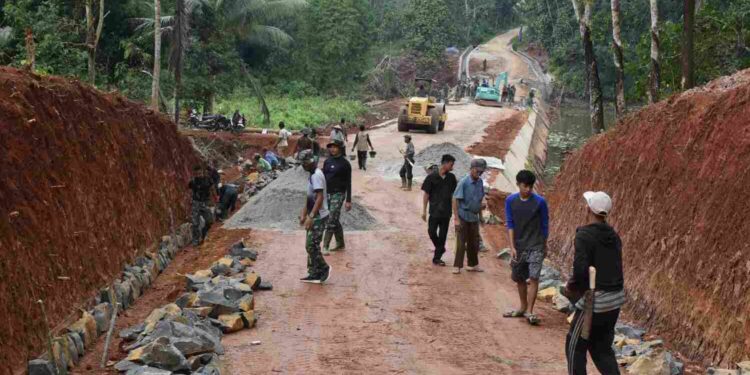 Satgas TMMD Kodim 0412 Lampung Utara Buka Badan Jalan Hubungkan Desa Bojong Barat dan Kotabumi Tengah Barat