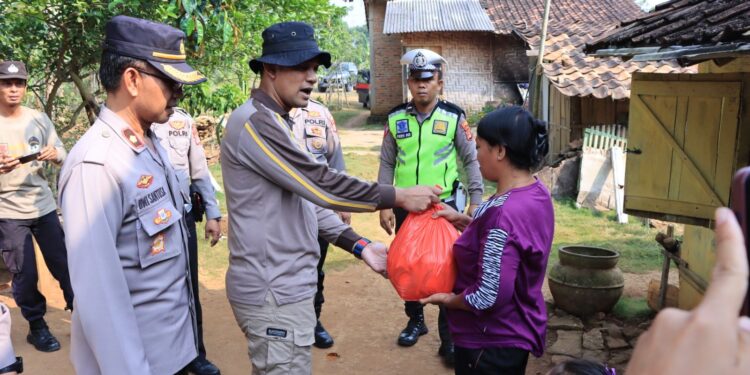 Polres Lampung Utara Bagikan Bansos Bahan Pokok Kepada Warga Kurang Mampu di Kelurahan Tajung Seneng