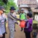 Polres Lampung Utara Bagikan Bansos Bahan Pokok Kepada Warga Kurang Mampu di Kelurahan Tajung Seneng