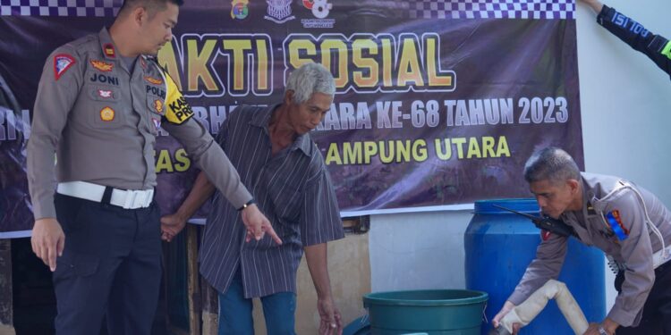 Jelang Hari Lalulintas Bhayangkara Ke-68, Sat Lantas Polres Lampura Bakti Sosial Bagikan Air Bersih Kepada Warga