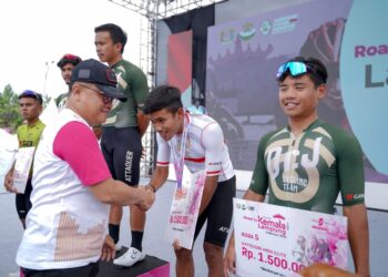 Ketua Bayangkari Polda Lampung Membuka Event Balap Sepeda Tour Of Kemala Lampung 2023