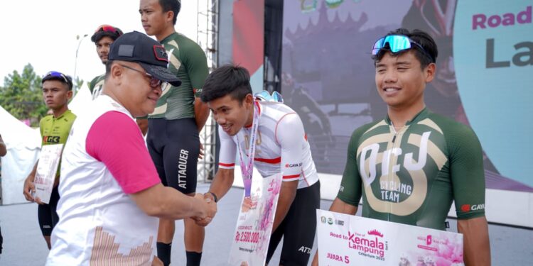 Ketua Bayangkari Polda Lampung Membuka Event Balap Sepeda Tour Of Kemala Lampung 2023