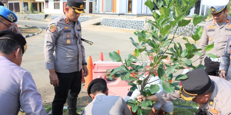 Dukung Program Penghijauan, Polres Lampung Utara Lakukan Taman Pohon