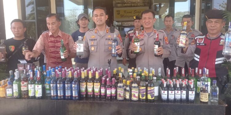 Ratusan Botol Miras Berbagai Merek di Sita Polres Lampung Utara