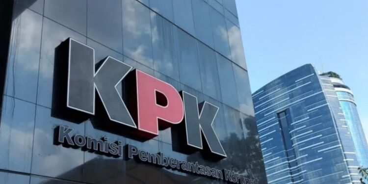 Tim Penyidik KPK Geledah Rumah Tersangka Korupsi Sistem Proteksi TKI di Badung