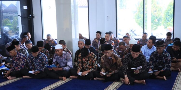 Polres Lampung Utara Memberikan Pembinaan Rohani Kepada Anggotanya