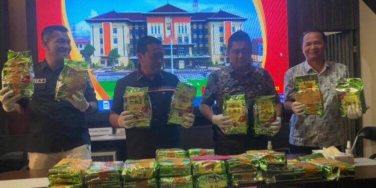 Direktorat Narkoba Polda Lampung perlihatkan barang bukti dalam konferensi pers di Aula kantor setempat, Kamis (14/9/2023). Dok/Humas