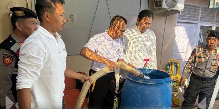 Polres Lampung Utara Kembali Bagikan Air Bersih di Kelurahan Kota Gapura