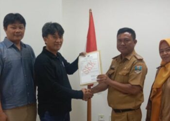 DPC Komite Wartawan Indonesia Perjuangan (KWIP) Kabupaten Pesisir Barat Terima SKK Dari Kesbangpol
