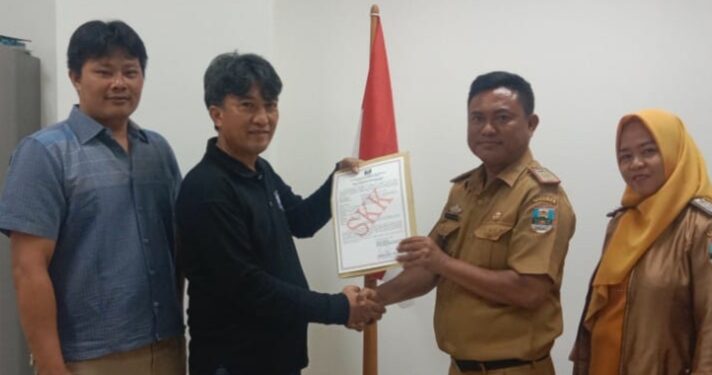 DPC Komite Wartawan Indonesia Perjuangan (KWIP) Kabupaten Pesisir Barat Terima SKK Dari Kesbangpol