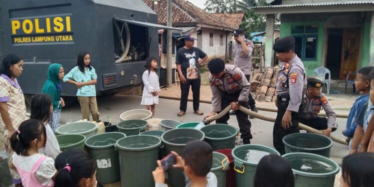 Polres Lampung Utara Bagikan Air Bersih ke Warga Selagai Lingga, Lampung Tengah Akibat Kekeringan