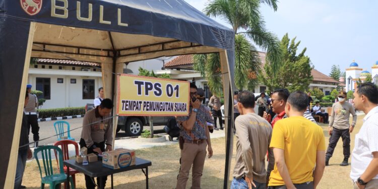 Jelang Operasi Mantap Brata 2023, Polres Lampung Utara Giat Latihan Dalmas