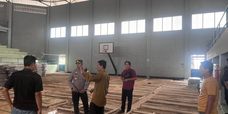 Kapolres Lampung Utara Cek Penyimpanan Gudang Logistik KPU Pemilu 2024 di Gor Stadion Sukung