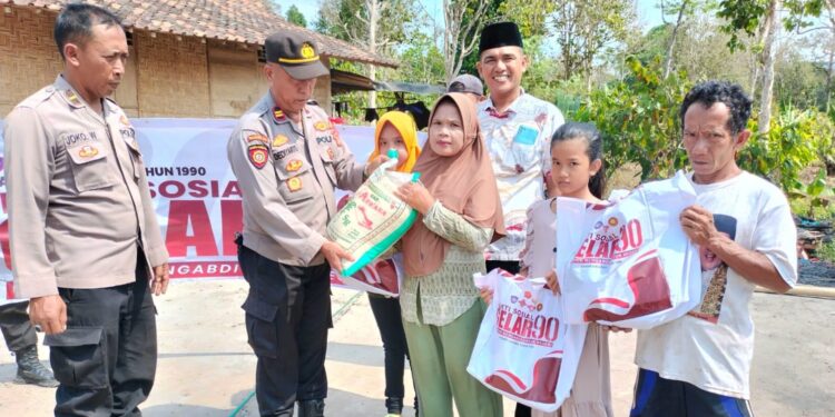 Polsek Limau Bakti Sosial Beri Bantuan ke Pelajar Sekolah dan Masyarakat