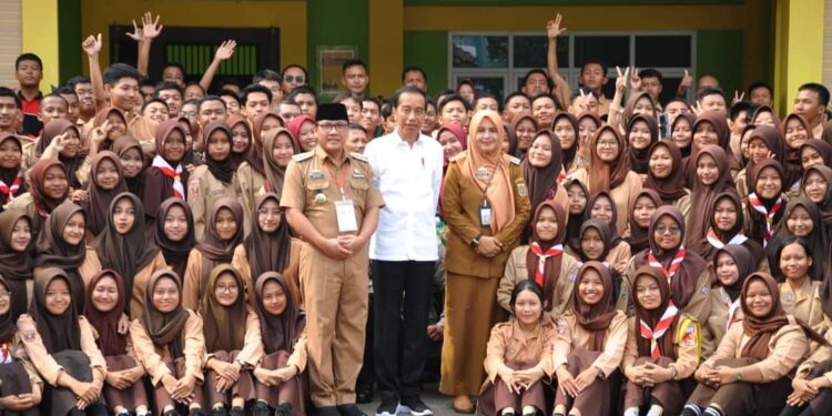 Joko Widodo Tinjau Fasilitas Pendidikan di Kota Metro Saat Kujungan Kerja Ke-Lampung