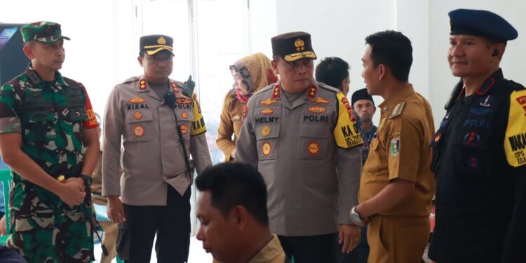 Kapolda Lampung Irjen Pol. Helmy Santika Tinjau TPS Pilkades Serentak di Lampung Timur