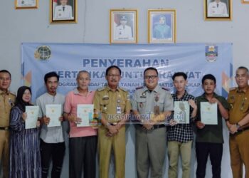 Bupati Pesisir Barat Serahkan Sertifikat Tanah Kepada Masyarakat Lalui Program PTSL