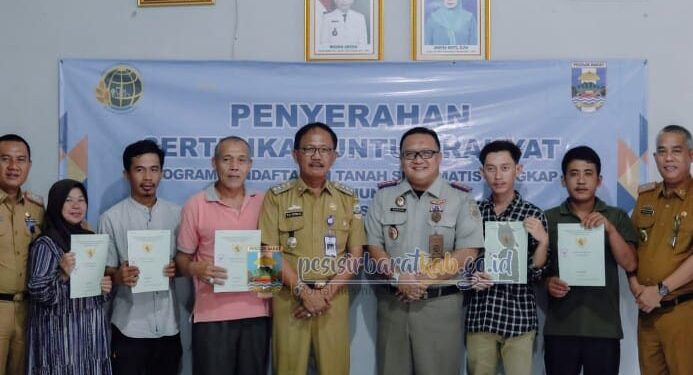 Bupati Pesisir Barat Serahkan Sertifikat Tanah Kepada Masyarakat Lalui Program PTSL