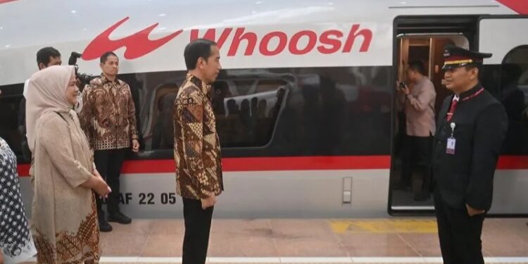 Jokowi Tempuh Stasiun Halim – Padalarang Hanya 26 Menit Menggunakan KCJB