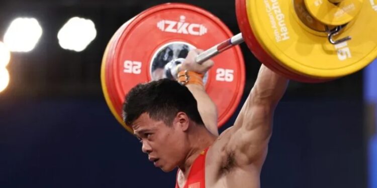 Atlet Angkat Besi Indonesia Raih Emas Pecahkan Rekor Dunia di Asian Games