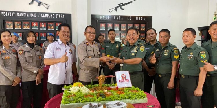 Jajaran Polres Lampung Utara Datangi Makodim 0412 Berikan Nasi Tumpeng Dalam HUT TNI Ke-78