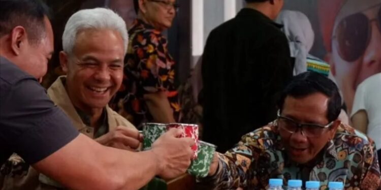 Ganjar-Mahfud Minum Jamu Dan Makan Pecel Usai Cek Kesehatan di RSPAD Gatot Subroto Jakarta