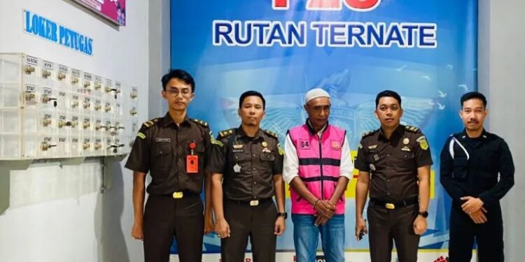 Kejari Halmahera Timur Kembali Melakukan Penahanan Terhadap Tersangka Korupsi Lampu Solar Cell